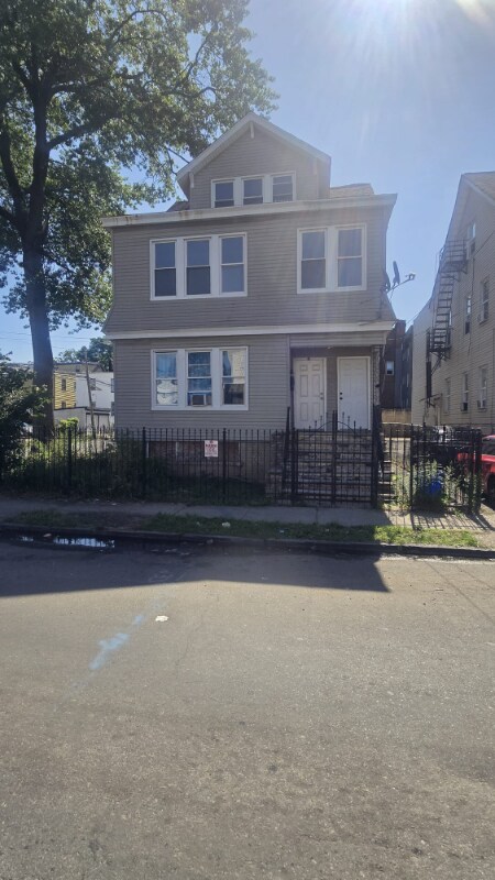 Foto principal - 166 Columbia Ave