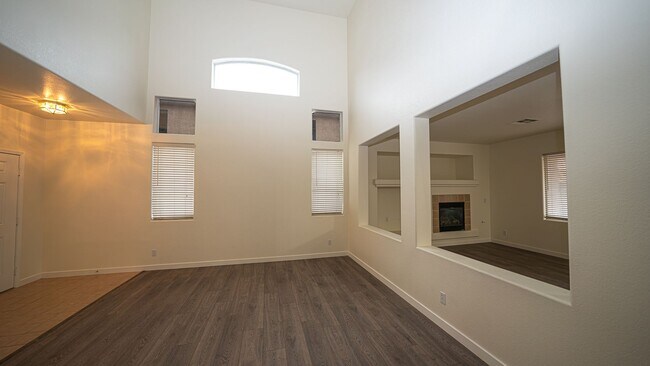 Foto del edificio - Beautiful Two Story Home in Lone Mountain!