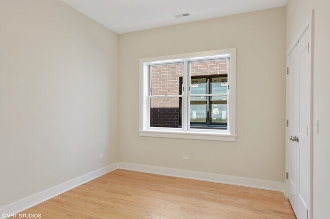 Building Photo - 3116 N Clybourn Ave