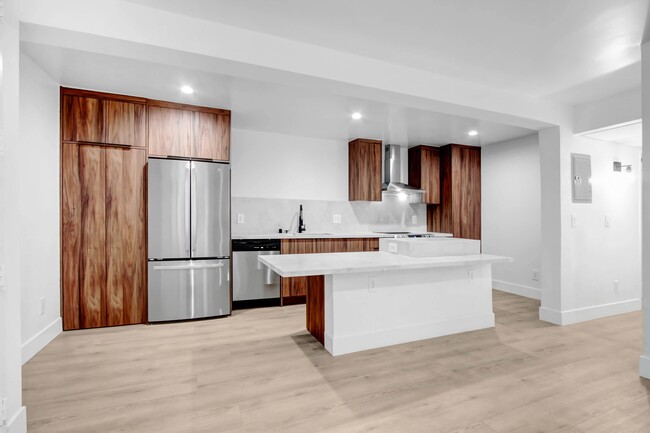 Interior Photo - 8300 De Longpre