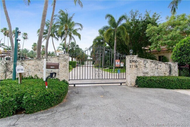 Building Photo - 2700 Barcelona Dr
