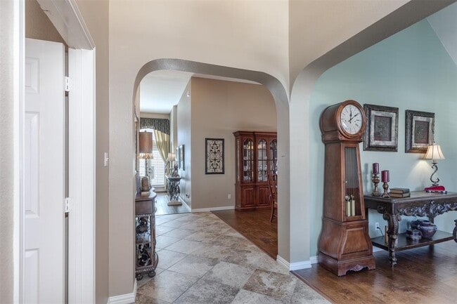 Foto del edificio - 8803 Falcon View Dr