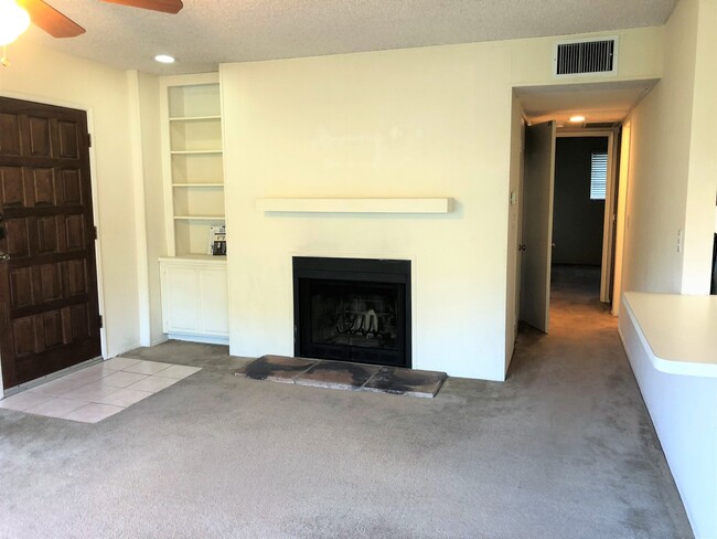 Building Photo - Beautiful Condo in quiet community in Coll...