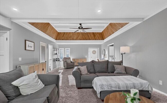 Building Photo - 2027 Island Dr