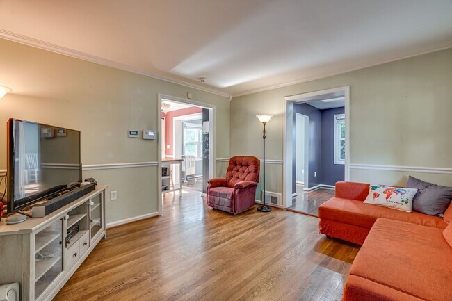 Building Photo - Charming Duplex in Jefferson Manor Neighborhood