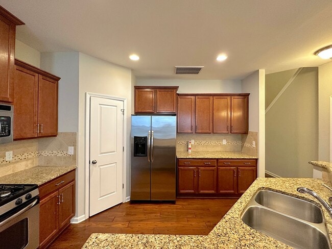 Building Photo - Well Maintained Townhome in Durham!