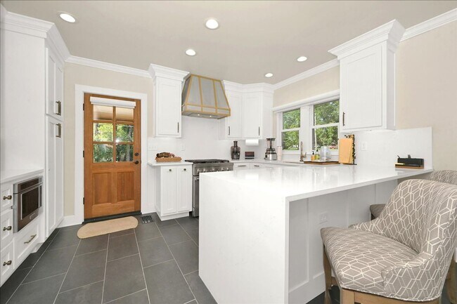 Building Photo - 4 Bedroom, 2 Bath