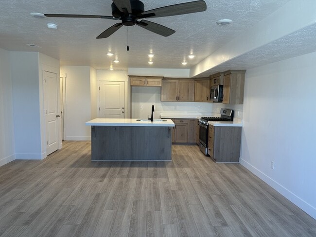 Building Photo - 1402 N Mdw Ln