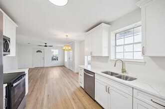 Building Photo - 302 W Pelton St