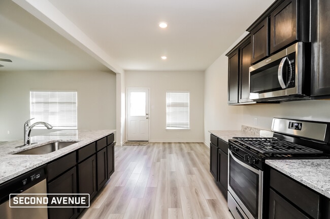 Building Photo - 518 Bennie