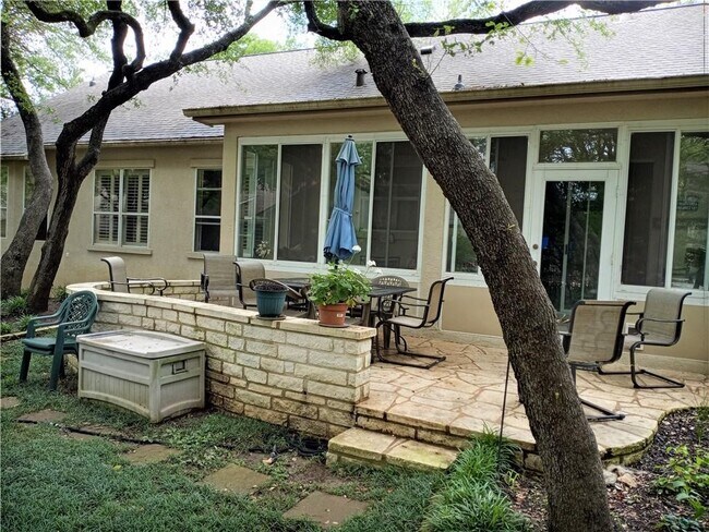 Foto del edificio - 108-106 6 Flags Dr