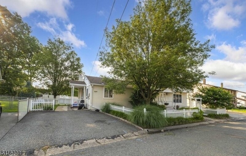 23 Reihl St, Elmwood Park, NJ 07407 Room for Rent in Elmwood Park, NJ