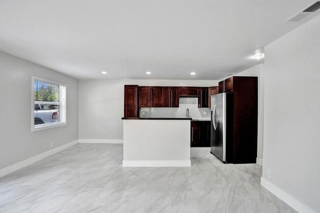 Building Photo - 800 SW 12th Ct
