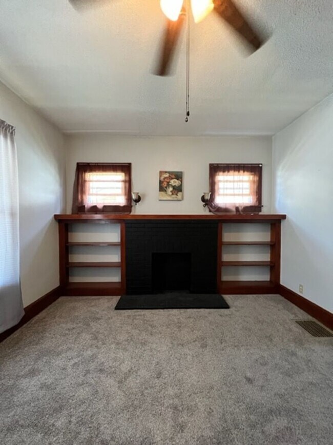 Building Photo - Two bedroom one bathroom home for rent