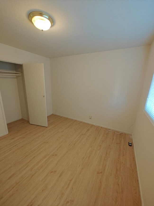 Building Photo - 937 Simon St