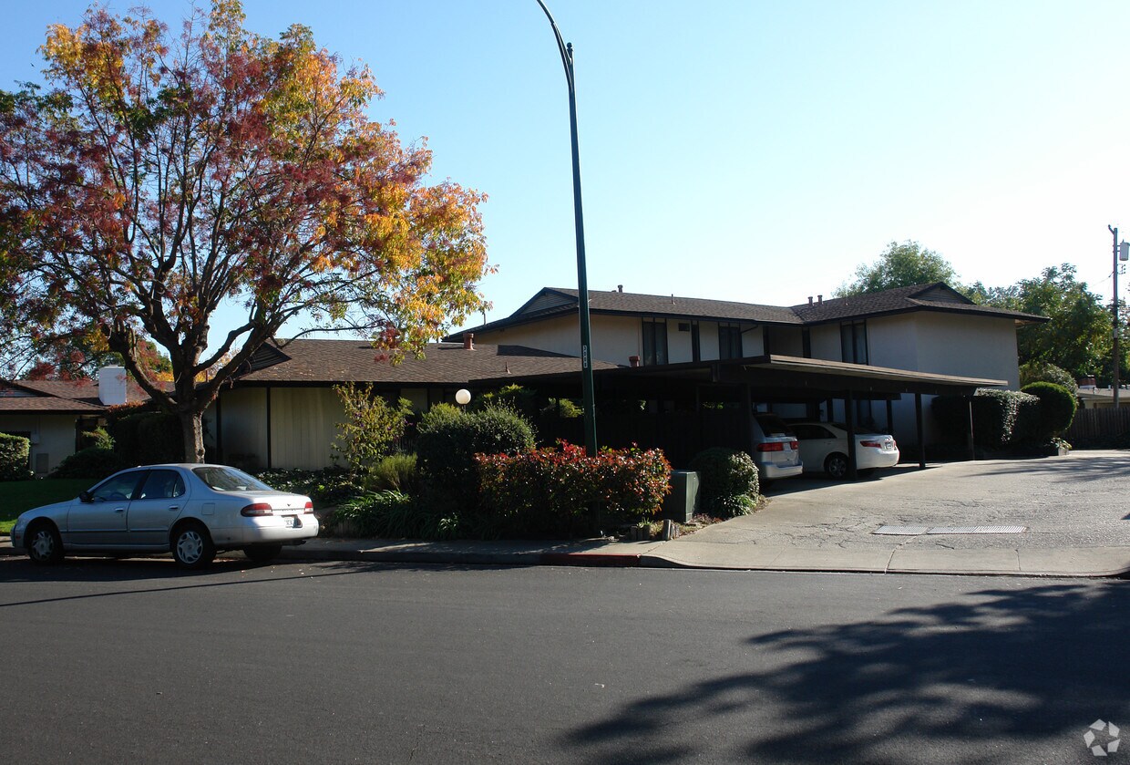 Primary Photo - 1965 Desert Cir