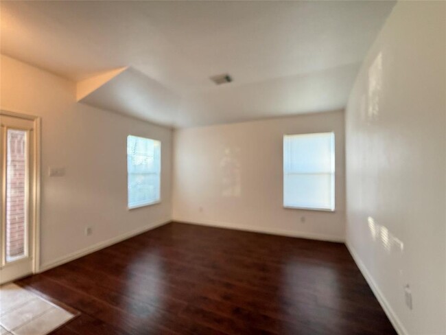 Foto del edificio - 522 Cedar Branch Dr