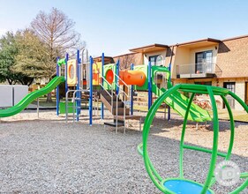 Building Photo - 1023 W Pioneer Pkwy