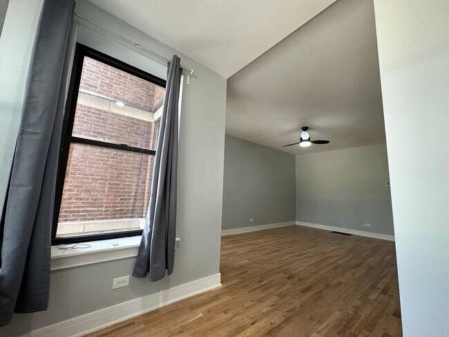 Foto del edificio - 2957 W Division St