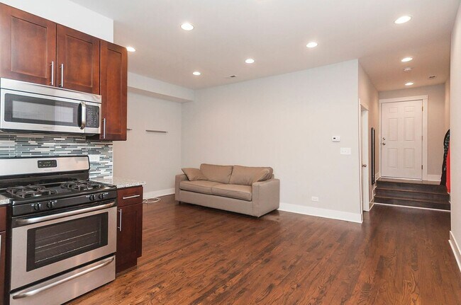 Building Photo - Spacious, Updated 1bd/1bth West Town, Avail 5/1