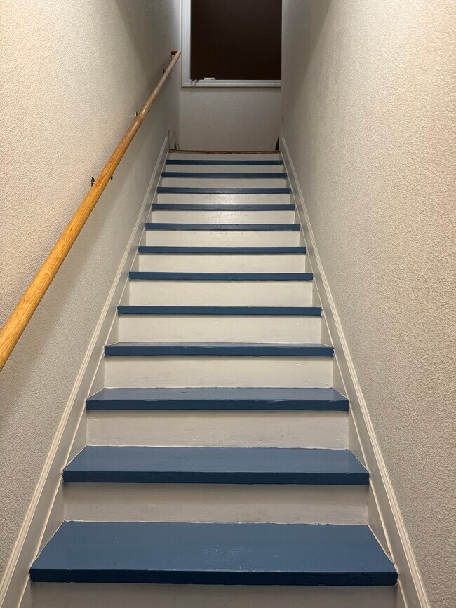 Acceso sólido a la escalera - 1369 Saint Clair Ave