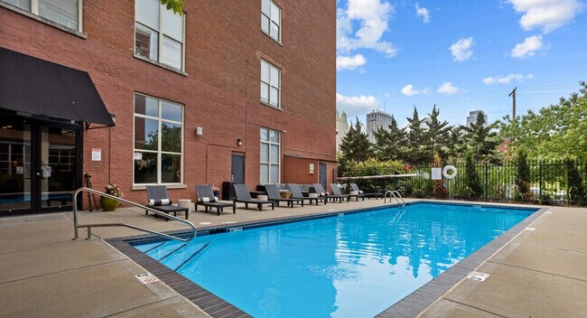 Richard y Conover - Piscina - Unity Lofts