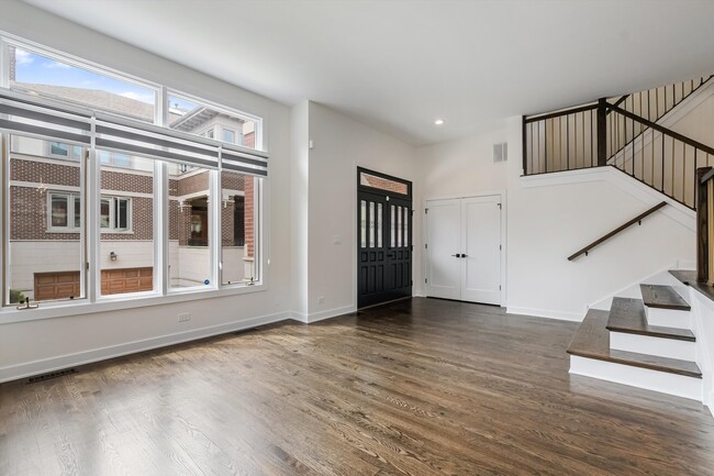 Building Photo - 1308 S Plymouth Ct