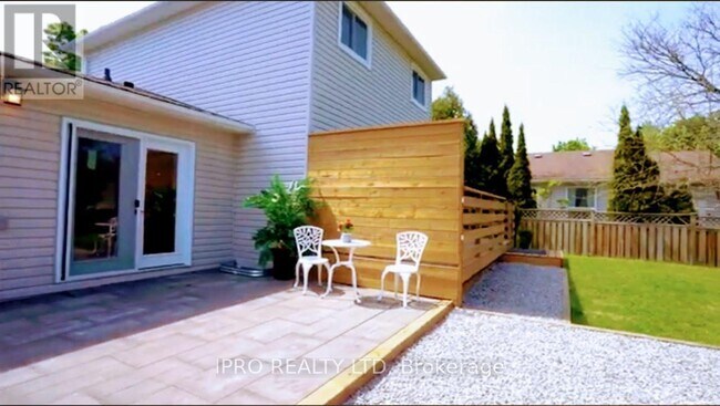 Building Photo - 945 Vance Crescent