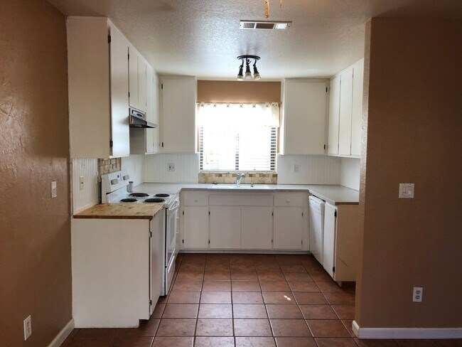 Building Photo - 1123 Cedar Creek Dr. #4, Modesto, CA 95355