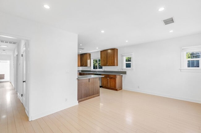 Building Photo - 1135 N Hudson Ave