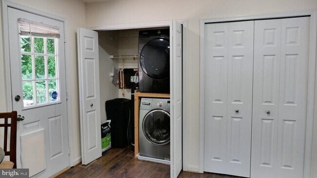 Foto del edificio - 2051 Collins Ct