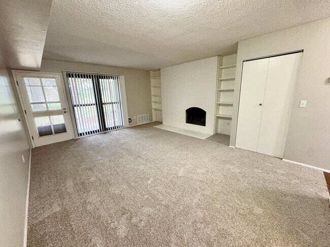 Foto del edificio - Charming Townhome in Gated Community Near ...