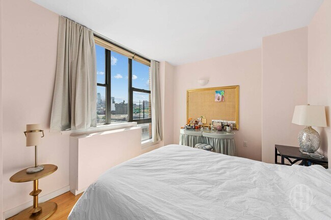 Foto del edificio - 352 Cathedral Pkwy