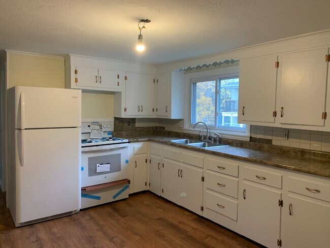 kitchen - 156 Oxford St N