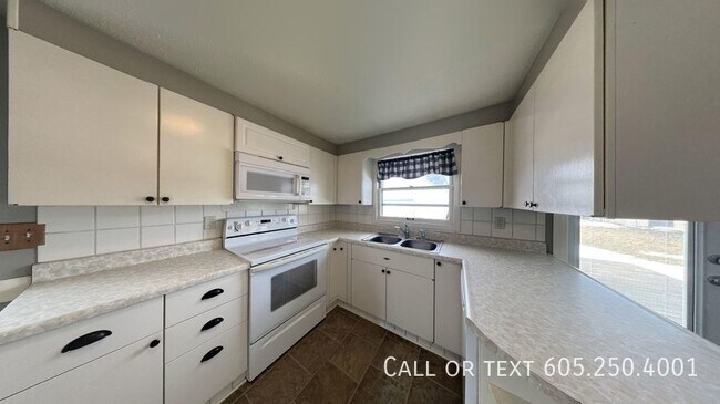 Building Photo - 3 Bedroom 2 Bath Ranch Home South Central ...