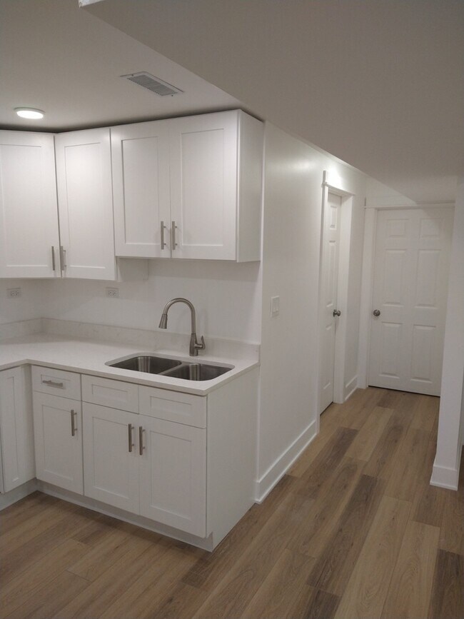 Building Photo - 2021 W 47th St