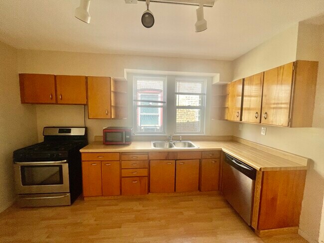 Foto del edificio - 4215 W Leland Ave