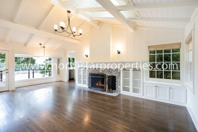 Building Photo - Magical Lake Oswego Cottage with Lake Views.