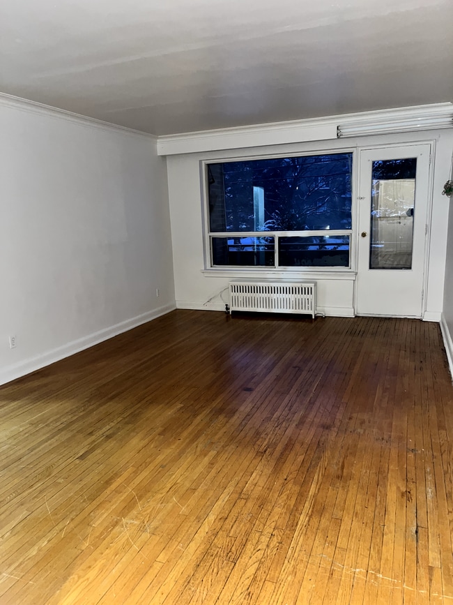 Photo du bâtiment - large open concept with lots of natural light