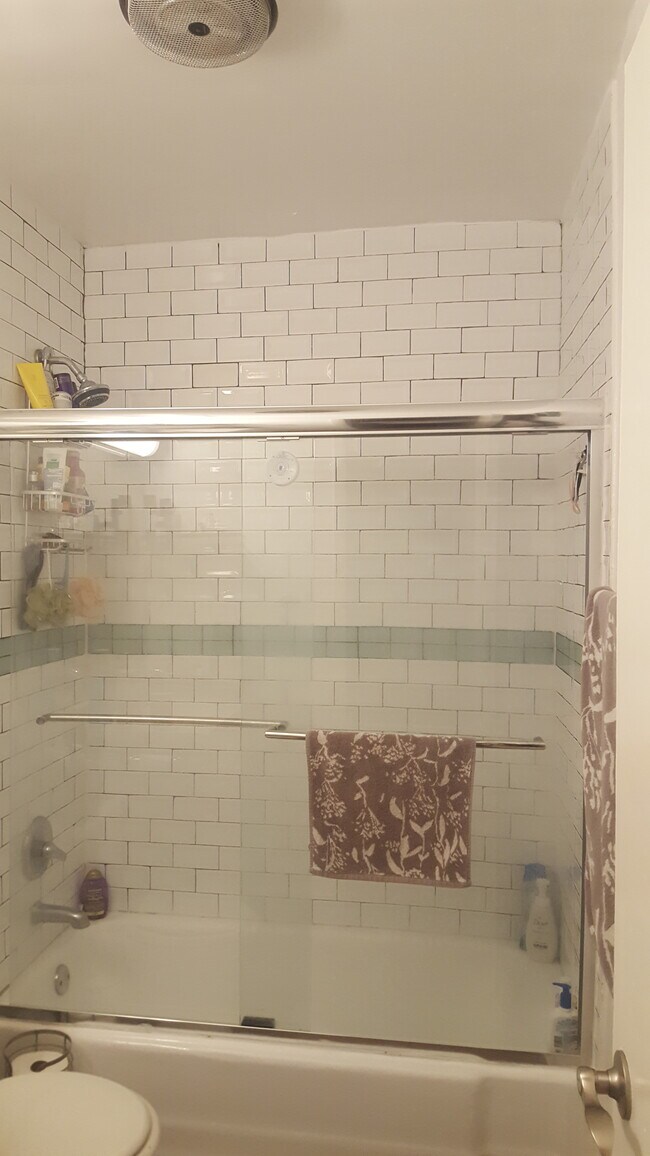 Bathroom - 817 S Manhattan Pl
