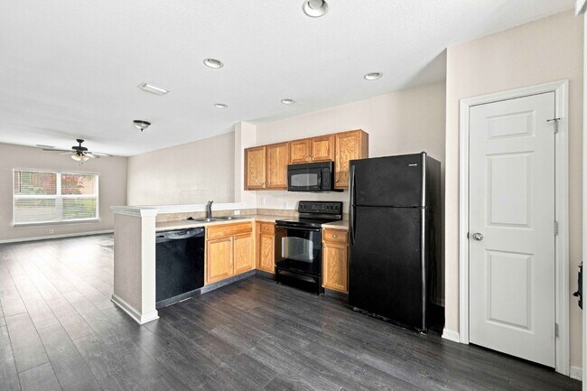 Building Photo - END-UNIT TOWNHOME FOR RENT IN GATED WYNCHASE AT FORE RANCH!