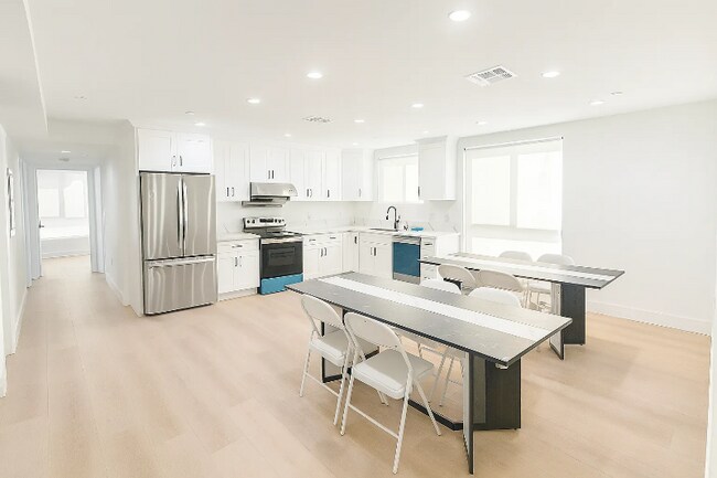 Foto del edificio - 1447 W 36th Pl