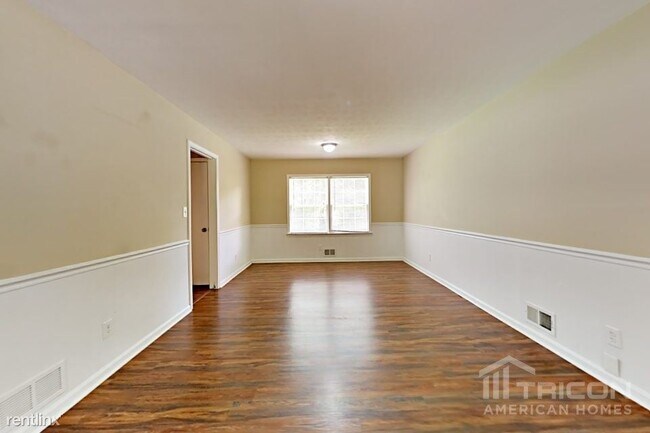 Building Photo - 6055 Lakeshore Dr SE