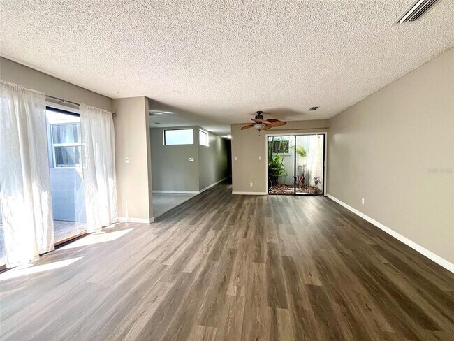 Foto del edificio - 6576 Sweetbriar Ln