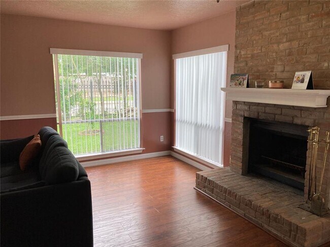 Foto del edificio - Totally updated townhome, Laminate Floor l...