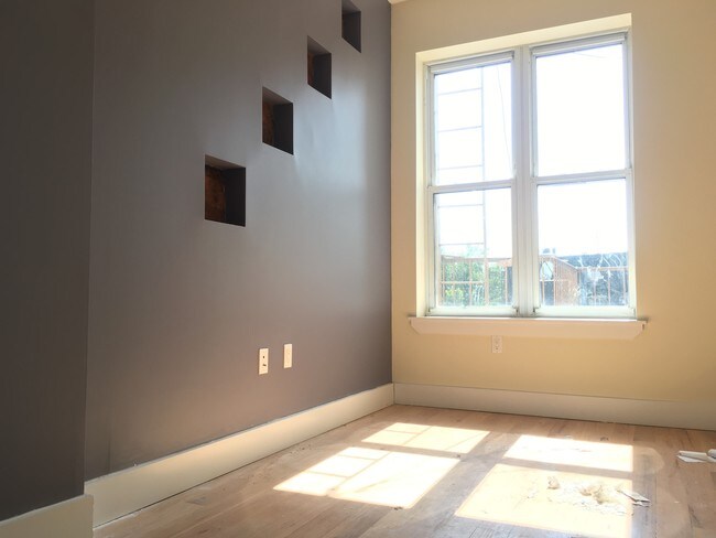 Building Photo - 404 Seneca Ave