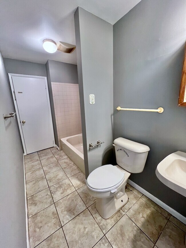Foto del edificio - Spacious Brick Ranch with Finished Basement