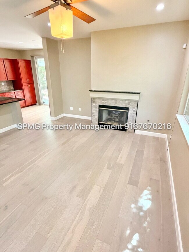 Building Photo - Beautiful 4 Bed / 3 Bath Home in Prime Roseville Location – Across from Park!