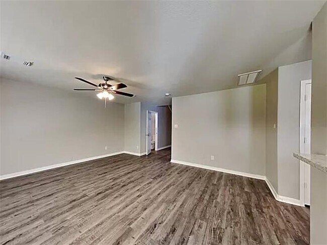 Building Photo - LLANO APPT