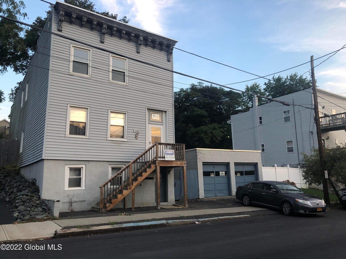 Primary Photo - 832 1st St